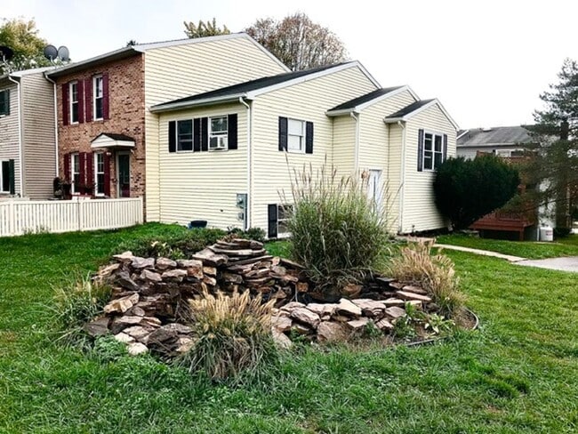 Photo - 3 Bedroom Townhouse in Great Community – Available Now!