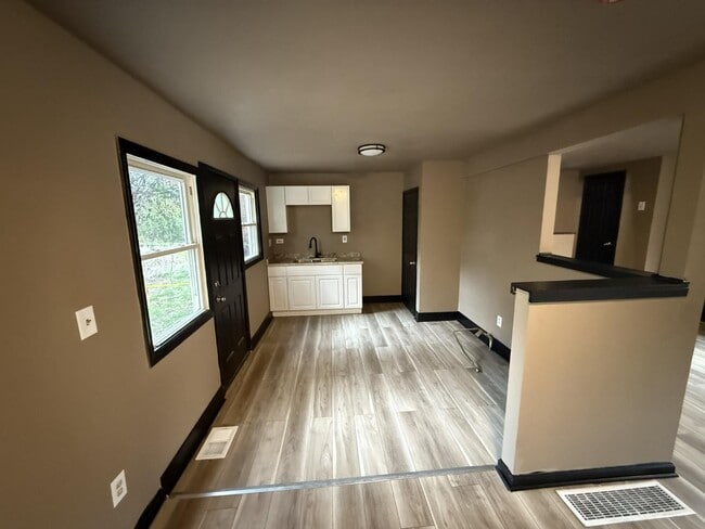 Photo - 3622-28 E 9th Ave