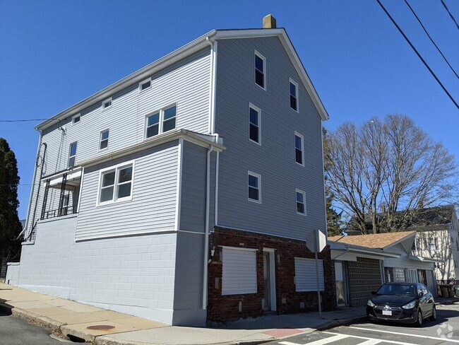 Building Photo - 490 Buffinton St Unit 1 Rental
