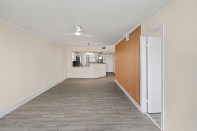 Photo - 115 Lake Emerald Dr Unidad 304