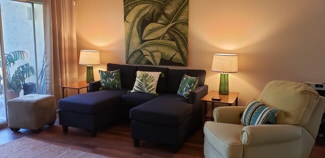 Livingrm sectional - 1470 Creekside Dr Unidad 12