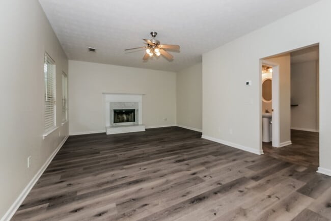 46 Roxbury Ln