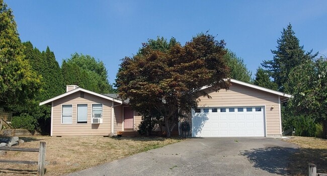 Building Photo - Spacious 4 Bedroom, 2 Bathroom Home with 2...