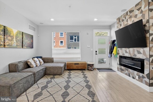 Building Photo - 722 E Thompson St