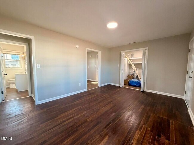 Photo - 910 E Divine St