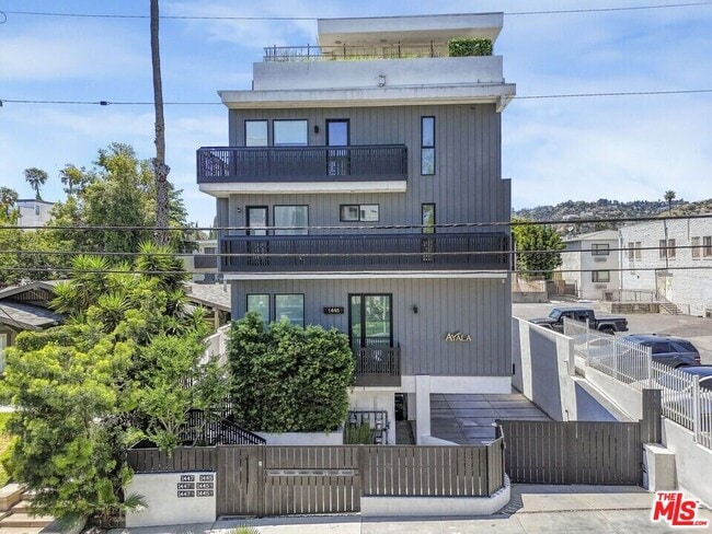 Building Photo - 1445 1/4 N Martel Ave Rental