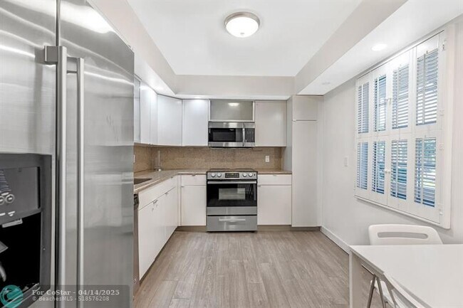 Photo - 3850 Oaks Clubhouse Dr Unit 208