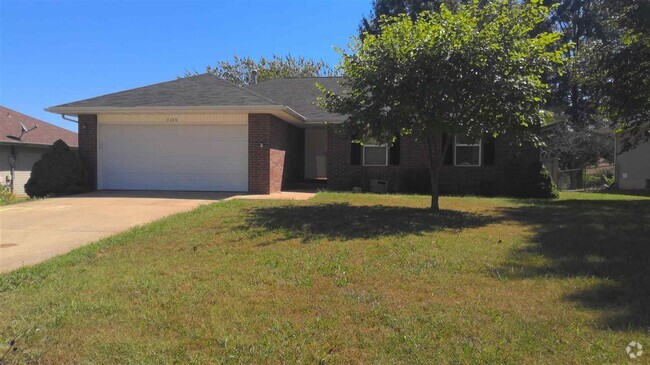 Building Photo - Charming 3 Bedroom 2 bath House