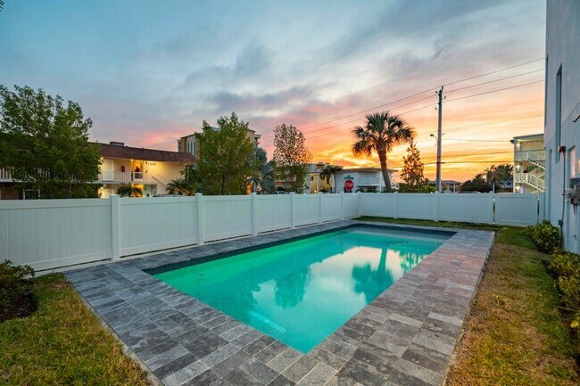 Photo - 1002 N Riverside Dr