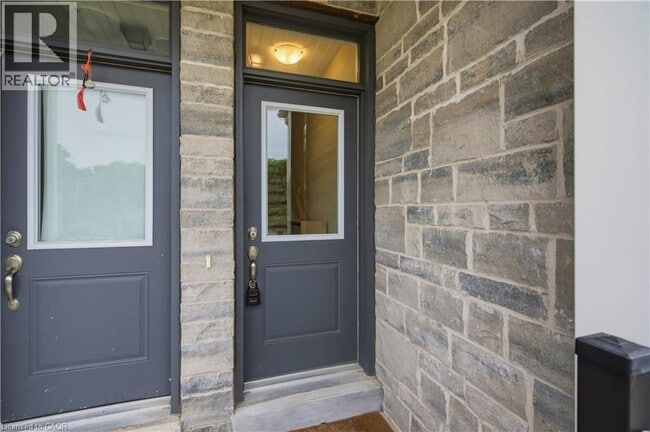 Photo - 383 Dundas St E