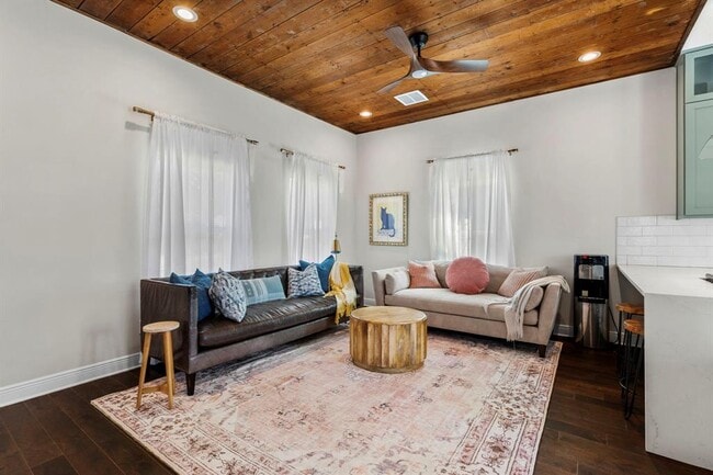 Photo - 1003 Romeria Dr