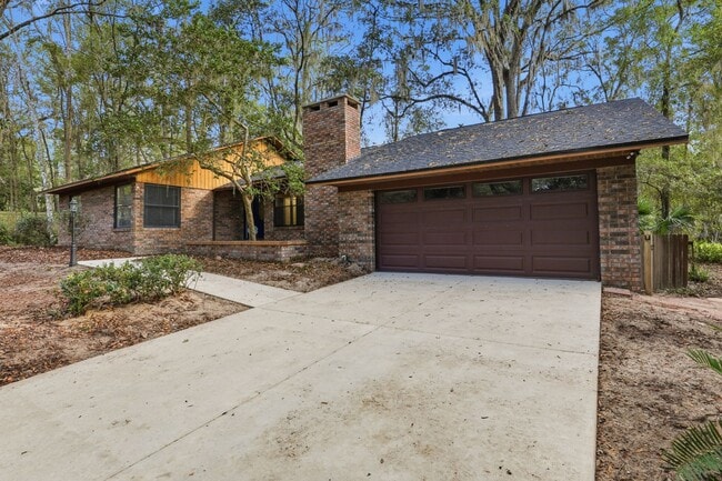 Building Photo - Three-bedroom Two bath with smaller study/fourth bedroom in Haile Plantation