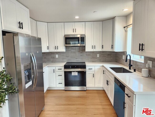 1154 W 67th St