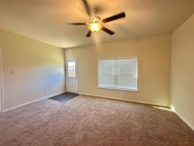 Photo - 5 BED 2.5 BATH NEW MANAGEMENT IN JARRELL TX!!!