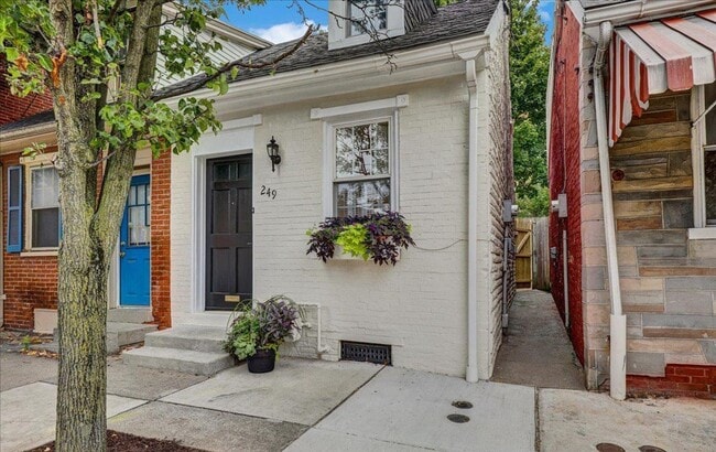 249 W Walnut St