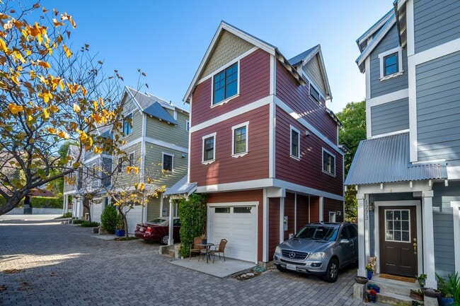 Building Photo - Beautiful 2 Bed/2 Bath townhome near downtown SLO!