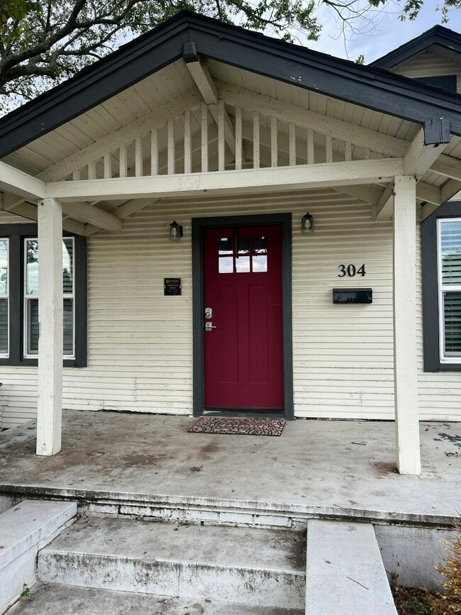 Photo - 304 E 2nd St