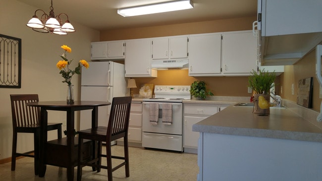 Kitchen - Hilltop Apartment Community