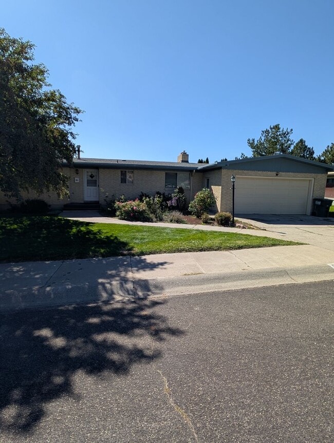 Photo - 675 University Dr