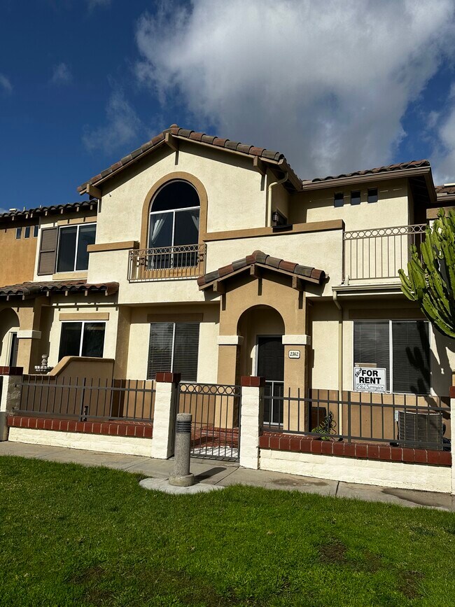 Enjoy golf course views - 2362 Sunningdale Dr Townhome