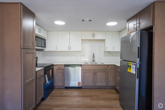 2BR, 1BA - 830SF - Kitchen