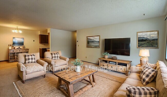 Building Photo - 3024-9 1/2 9 1/2 St N