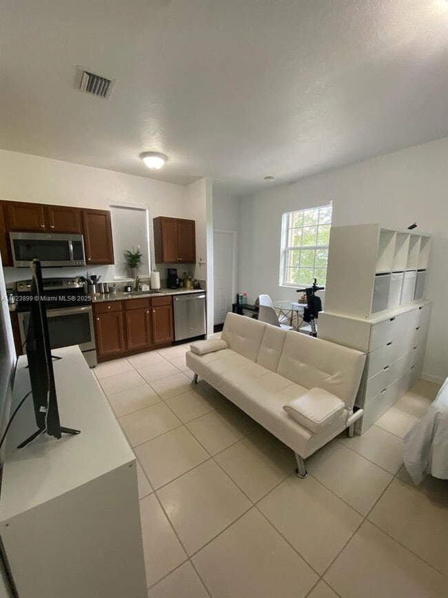 Building Photo - 16934 SW 92nd St Cir Unit STUDIO-STUDIO Rental