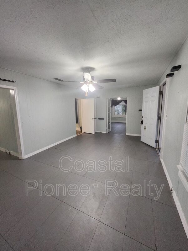 Photo - 701 Newton Ave S