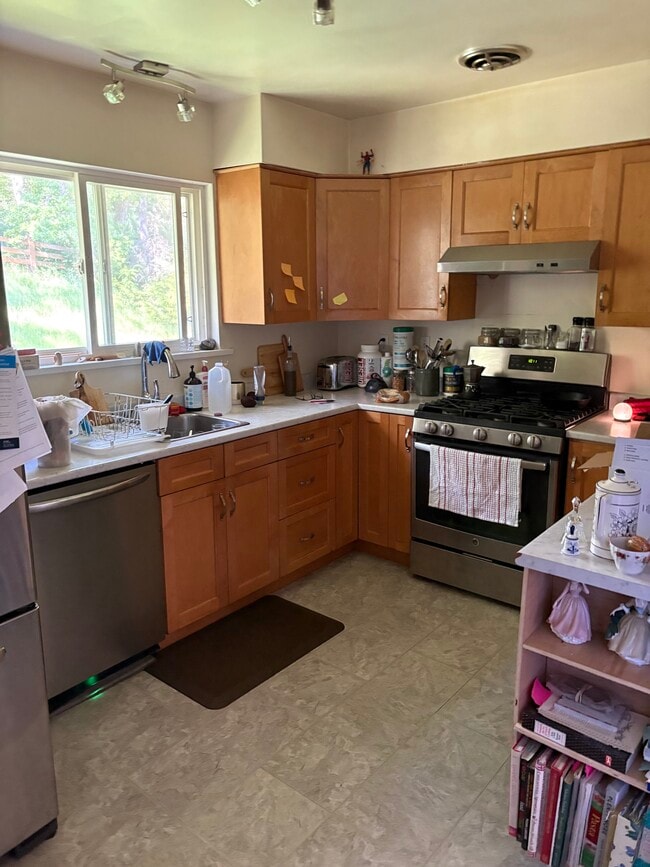 Photo - 3232 Cook St