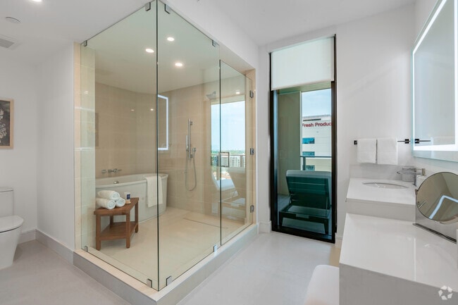 3BR, 5BA - 3,525SF - Bathroom