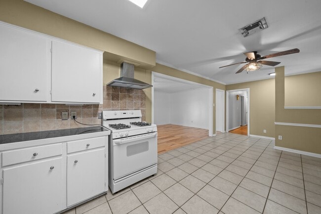 Photo - 10046 Cedardale Dr