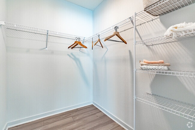 B3 - 2BR, 2BA - 1,144SF - Closet