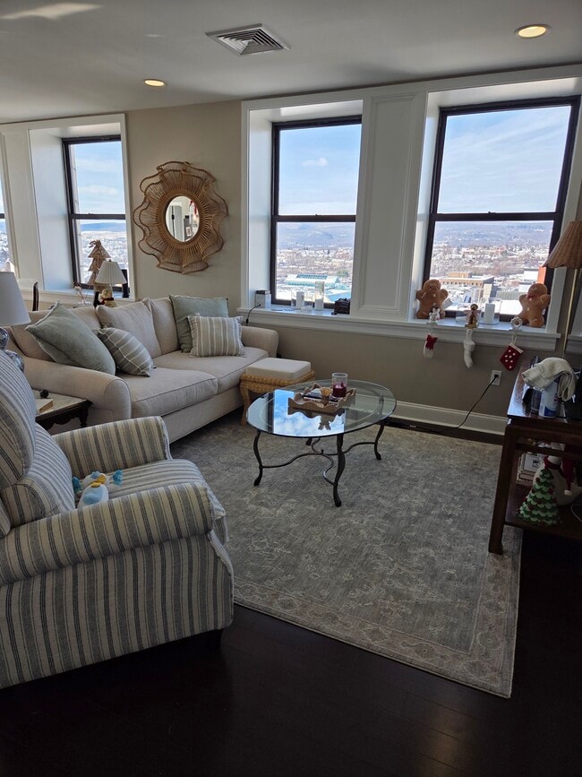 Building Photo - 108 N Washington Ave Unit 902