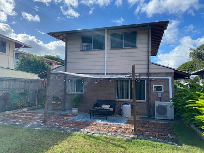 Building Photo - Split Ac, private yard and Walk to Downtown