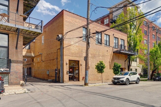 Building Photo - 2342 W St Paul Ave