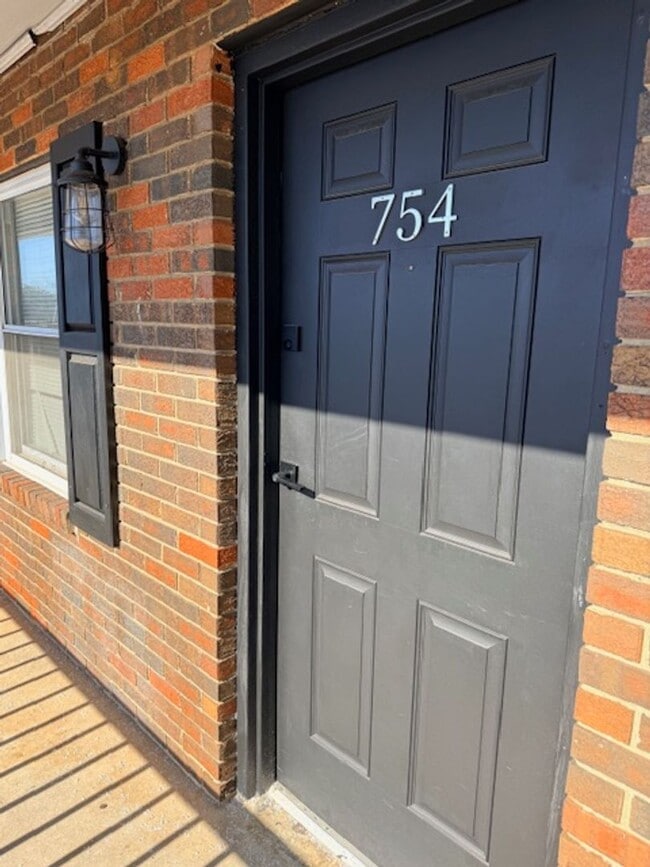 Building Photo - Maryville 37803 - 1 bedroom 1 bath apartment - call Troy Adams 865-233-6949