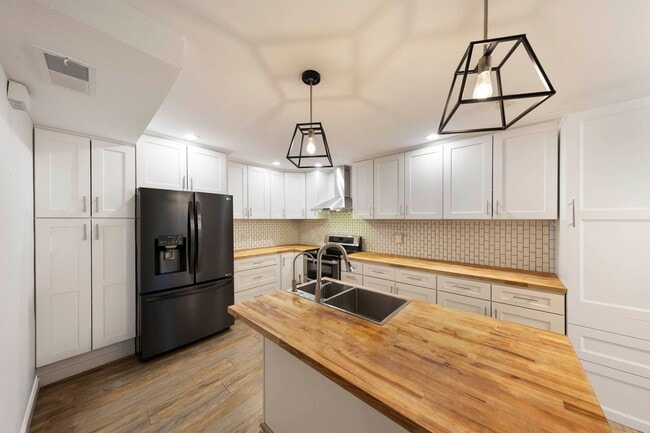 Photo - 4 bed, 2.5 bath Townhome Close to Community Pool!