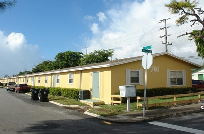 Building Photo - 701 S G St Unit 7 Rental