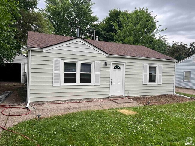 Building Photo - 7115 N Oak St Rental