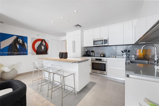 Photo - 88 SW 7th St Unidad 1010