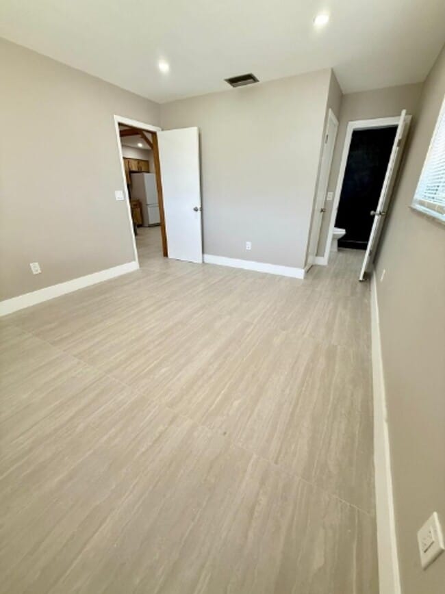 Photo - 3931 SW 51st St Unit B