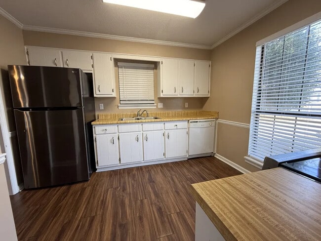 Photo - 4082 Spencer St