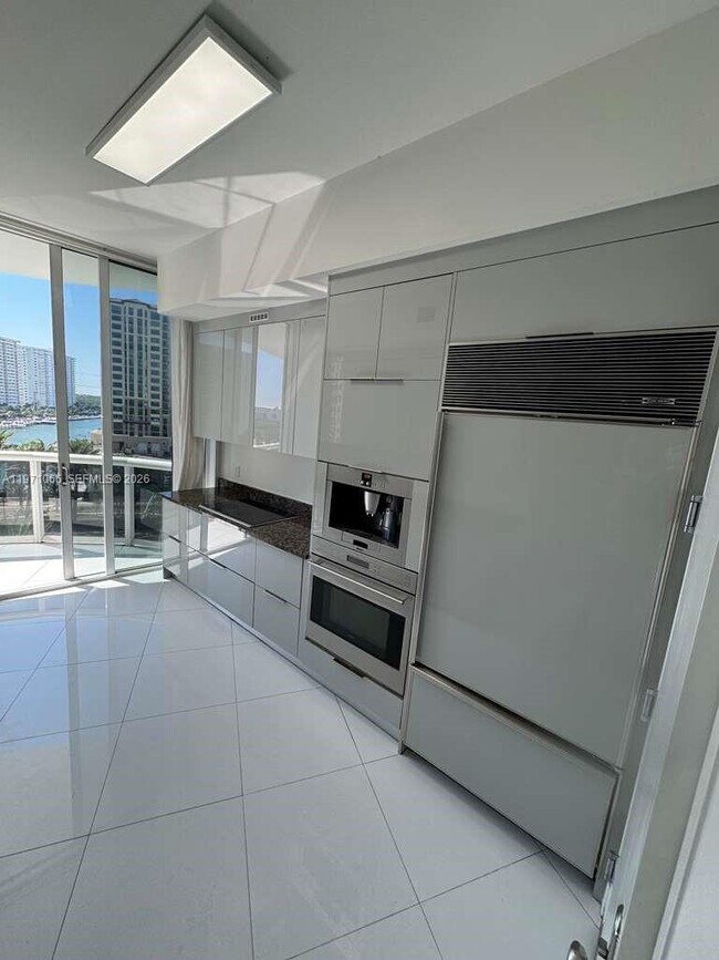 Building Photo - 15901 Collins Ave Unit 505