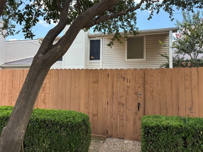 Building Photo - 6401 Deihl Rd Unit 1011