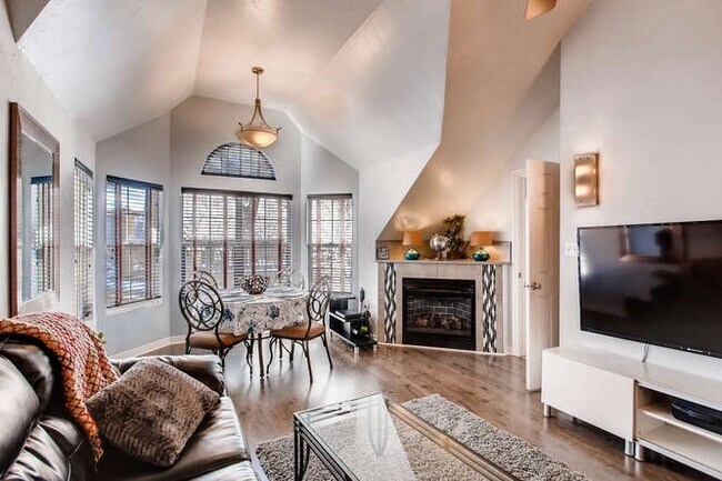 Photo - 420 W Oak St Apartment