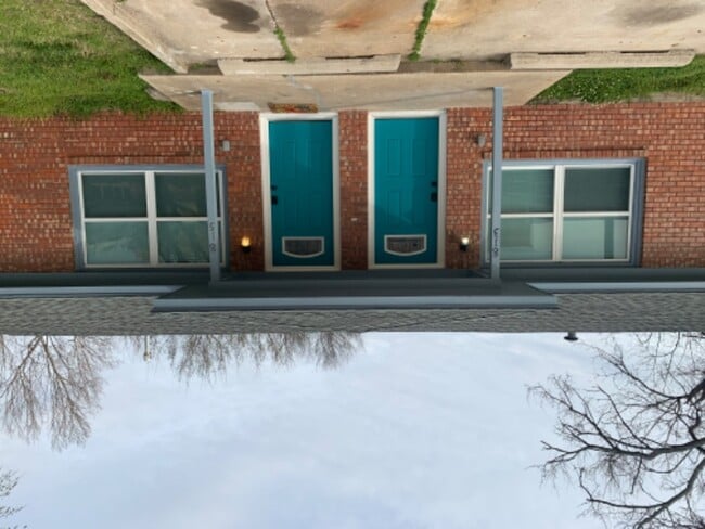 Building Photo - 813 E Lindsey St