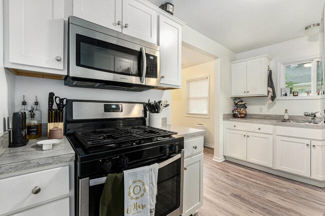 Photo - 2115 Oakwood Ave NE