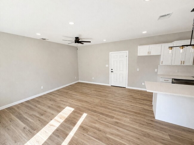 Photo - 1422 W Willis St