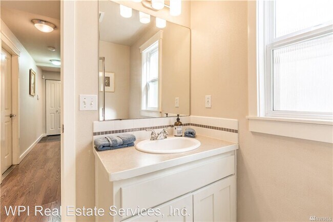 Photo - 3 br, 3 bath House - 160 Florentia St. #B