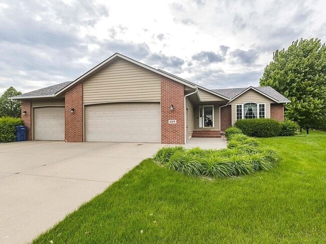 Building Photo - 5 Bedroom, 3 Bath Single Family Home Unit Outlook House
